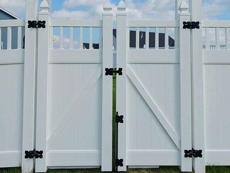 Eden Prairie Montauk Arbor with Gate